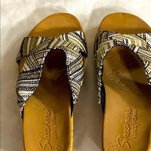 Skechers  WO 8.5 Tan and Black Slide Sandals with Geometric PatternWoven‎ straps